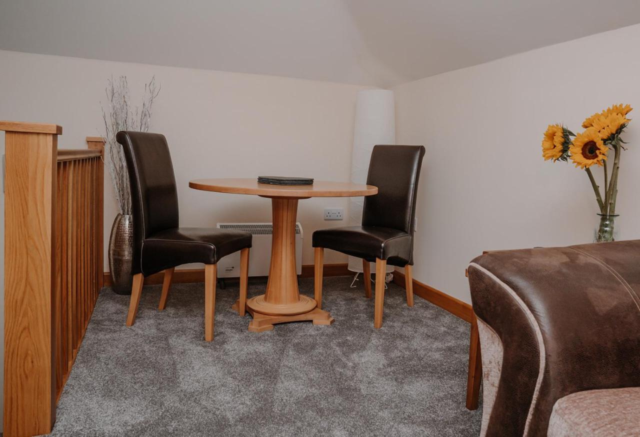 Lovely New 1 Bedroom Loft Apartment With On Drive Parking Trowbridge Exterior foto